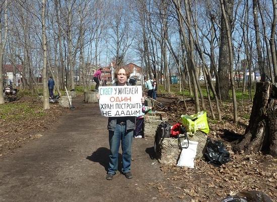 Две нижегородки, предъявив полицейские мандаты, запретили участникам субботника собирать подписи против стройки в сквере