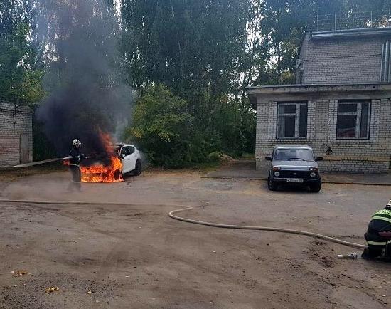 Иномарка зампредседателя райсуда сгорела в Нижнем Новгороде