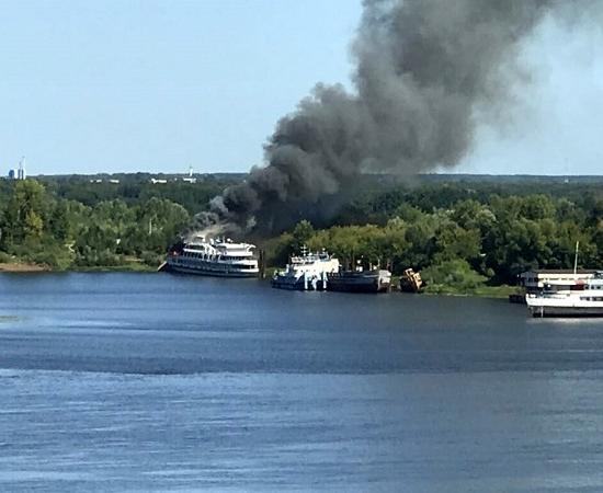 «Святая Русь» горит в затоне Сибирском возле Нижнего Новгорода