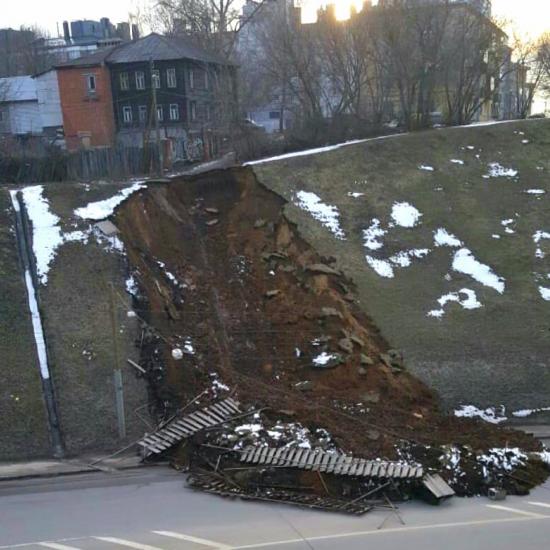 Оползень сошел вблизи жилых домов на Похвалинском съезде Нижнего Новгорода