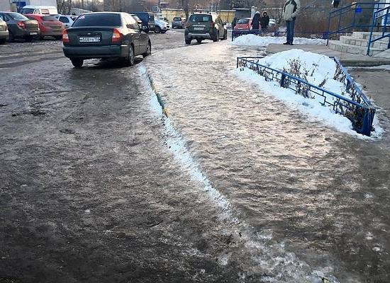 Нижегородцы жалуются на гололед, массово публикуя в соцсетях фото обледеневших тротуаров