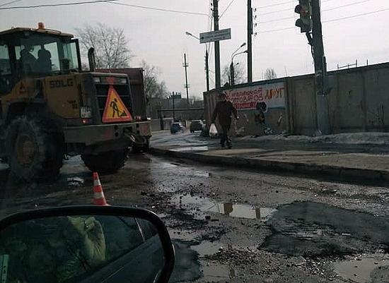 Асфальт традиционно укладывают в лужи в Нижнем Новгороде