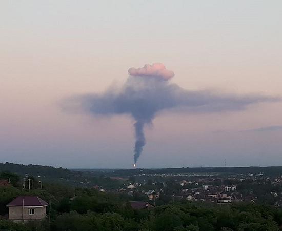 Нижегородцы делятся в соцсетях видами «гриба» выбросов над городом Кстово