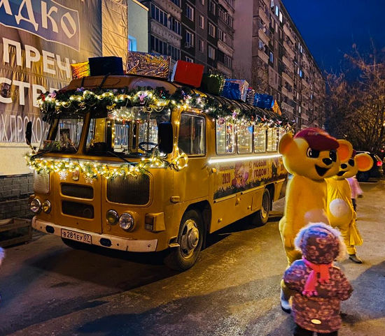 Сказочный автобус приглашает маленьких нижегородцев на праздничное чаепитие