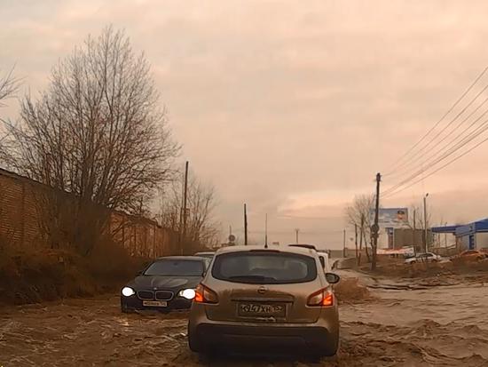 Дорогу регулярно затапливает в Нижнем Новгороде