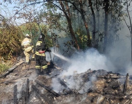 Свалка отходов загорелась в гаражах на Бринского в Нижнем Новгороде