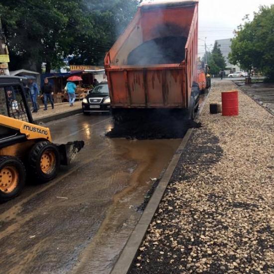 Дождь и лужи не помешали укладке асфальта в Нижнем Новгороде