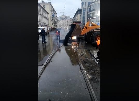 Названа дорожная фирма, утопившая асфальт в лужах в центре Нижнего Новгорода