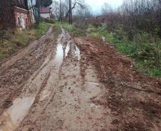 Комментируя состояние дороги к Коноплянке, сначала чиновники указали на число ее жителей