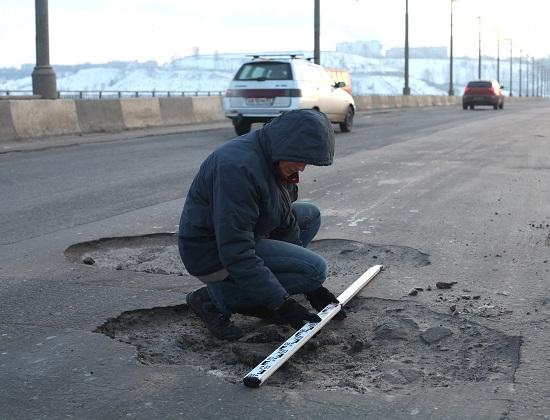 Ямы на Молитовском мосту в Нижнем Новгороде достигли устрашающих размеров