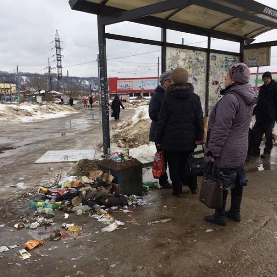 Мусор не вывозится с остановки на Комсомольской площади в Нижнем Новгороде