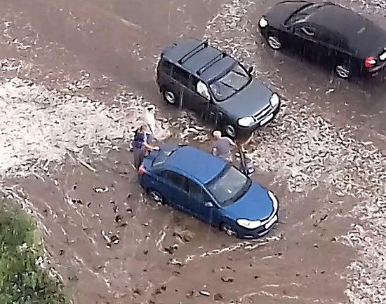 Опубликовано видео, как размывало ливнем дорогу в Нижнем Новгороде, построенную к ЧМ